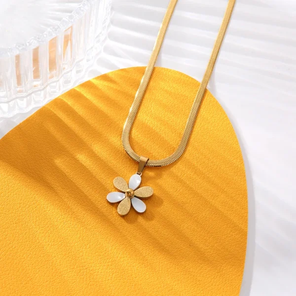 Simple Flower Pendant Necklace